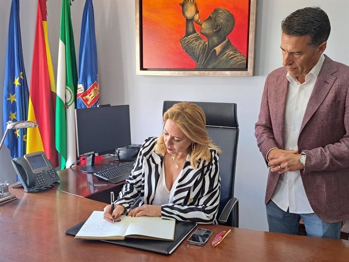 La consejera de Economía, Carolina España, firma el libro de honor del Ayuntamiento de Torrox