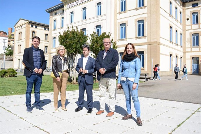 El candidato del PSOE a la Alcaldía de Huesca, Luis Felipe, con miembros de su candidatura delante del Campus oscense de la UZ