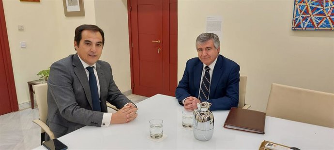 Archivo - Málaga.- El consejero de Justicia y el fiscal jefe se reúnen para abordar asuntos como la oficina fiscal