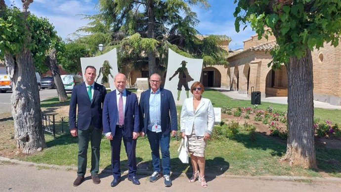 El candidato de VOX a las Cortes por Zaragoza, Santiago Morón, con  el candidato de Zuera, Miguel Moreno, y la candidata de Ontinar del Salz, Graciela Chamorro.