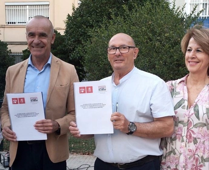 El alcalde de Sevilla y candidato a la reelección, Antonio Muñoz, primero por la derecha, tras firmar el acuerdo-programa con la Asociación de Agrupación de Intercomunidades del Parque Alcosa.