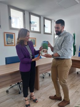 La delegada del Gobierno andaluz, Patricia Navarro, y el alcalde de Jubrique, Alberto Benítez.