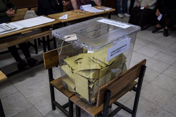 Una urna durante las elecciones presidenciales y parlamentarias del 14 de mayo en Turquía