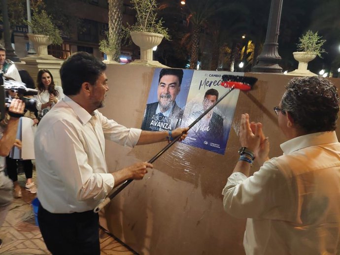 Imagen de archivo del alcalde de Alicante y candidato del PP a la reelección, Luis Barcala, pegando carteles electorales.