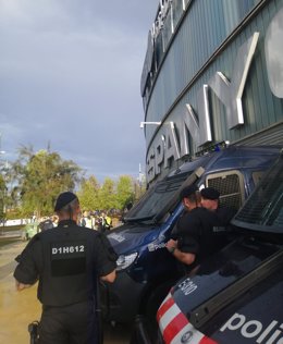 Imagen de agentes de los Mossos d'Esquadra controlando el RCDE Stadium