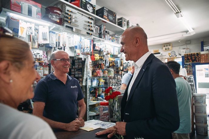 El alcalde y candidato del PSOE a revalidar la Alcaldía, Antonio Muñoz, en su visita a Marqués de Pickman.