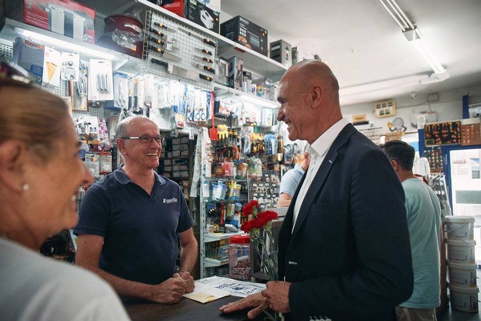 El alcalde y candidato del PSOE a revalidar la Alcaldía, Antonio Muñoz, en su visita a Marqués de Pickman.