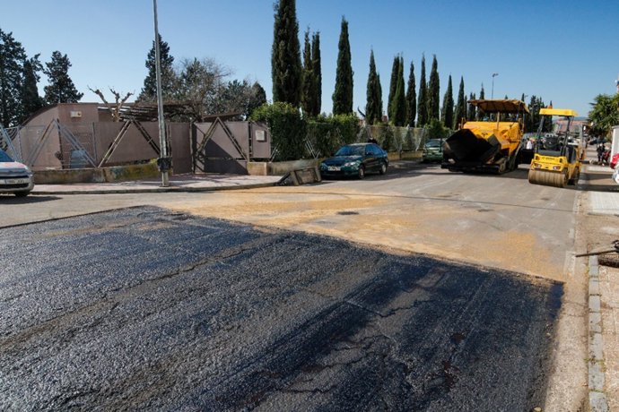 Obras de asfaltado en una calle de Mérida.