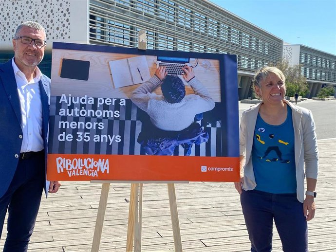 La candidata Papi Robles y el candidato Ferran Puchades por Compromís al Ayuntamiento de Valncia en el acto