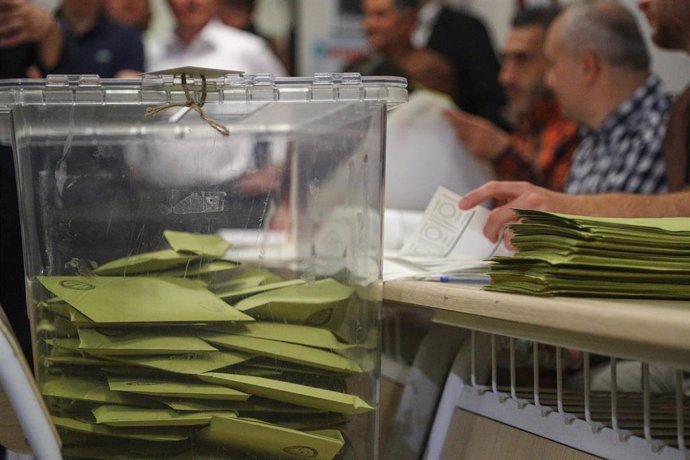 Una urna durante las elecciones presidenciales y parlamentarias del 14 de mayo en Turquía