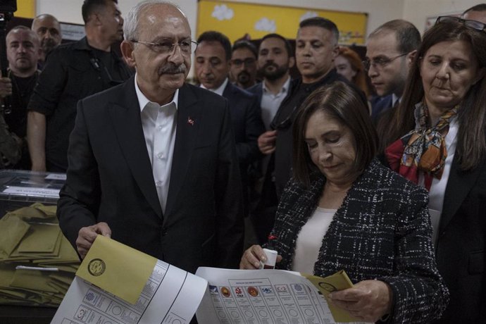 Kemal Kilicdaroglu deposita su voto en las elecciones en Turquía