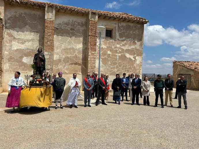La candidata del PP a las Cortes Ana Marín, con miembros del PP de Muniesa.