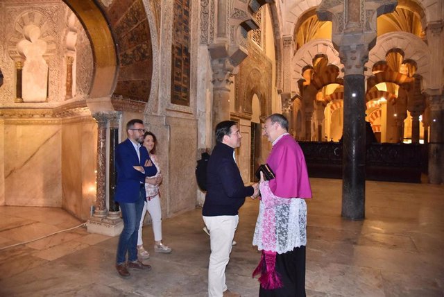 El ministro de Exteriores habla con el deán del Cabildo Catedral ante el mihrab de la Mezquita-Catedral de Córdoba