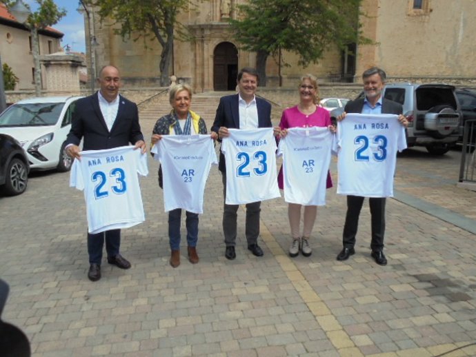Foto: el presidente Mañueco con la candidata popular en Cantalejo, Ana Rosa Zamarro, Paloma Sanz, Miguel Ángel de Vicente y Francisco Vázquez