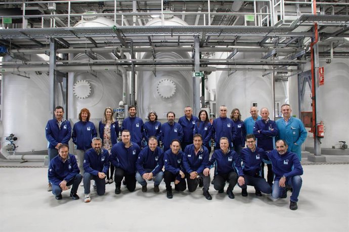 Equipo de Think Blue. Factory. De Volkswagen Navarra en las instalaciones de la depuradora de agua de la fábrica.