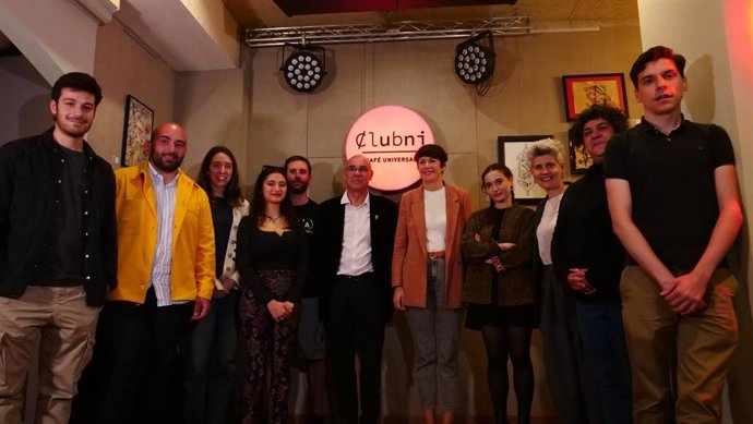 La portavoz nacional del BNG, Ana Pontón, y el candidato de esta formación a la Alcaldía de A Coruña, Francisco Jorquera, junto a creadores gallegos