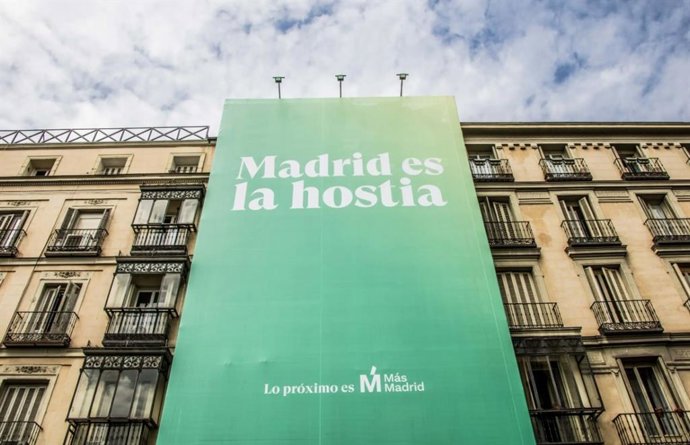 Más Madrid despliega una lona en el centro para poner el valor "el orgullo madrileño" con el lema 'Mádrid es la hostia'