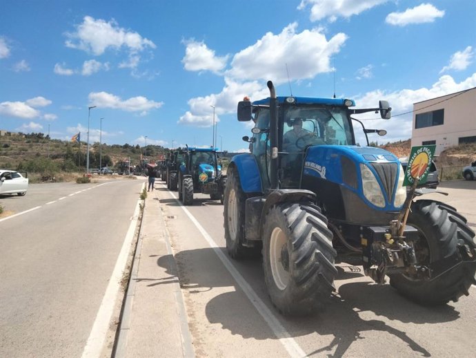 Tractorada de Unió de Pagesos en dirección Zaragoza para concentrarse ante la CHE.