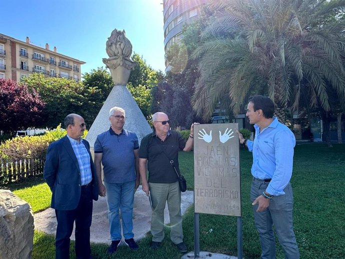 Agustín González con víctimas de atentados de ETA en la Plaza Jaén por la Paza