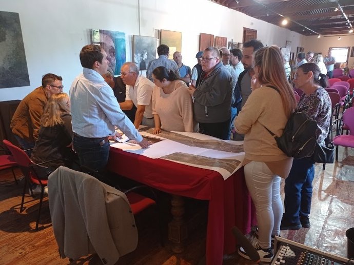 El alcalde de Tacoronte, José Danuel Díaz, en una reunión con vecinos afectados por la ampliación de la TF-5