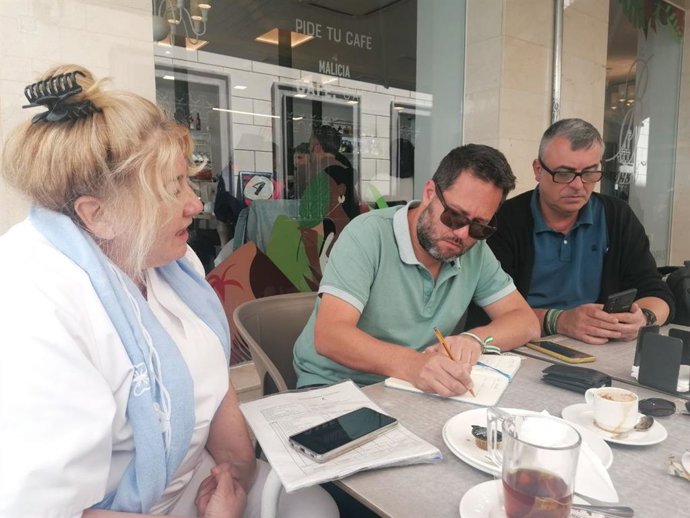 José Ignacio García, parlamentario de Adelante, en el centro en la imagen, en presencia de Francisco Cabello, candidato a la Alcaldía de Granada