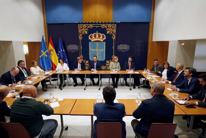 El presidente del Principado de Asturias, Adrián Barbón, junto al ministro de Inclusión, Seguridad Social y Migraciones, José Luis Escrivá, se han  reunido en la sede de la Presidencia con participantes en proyectos de interés sociolaboral
