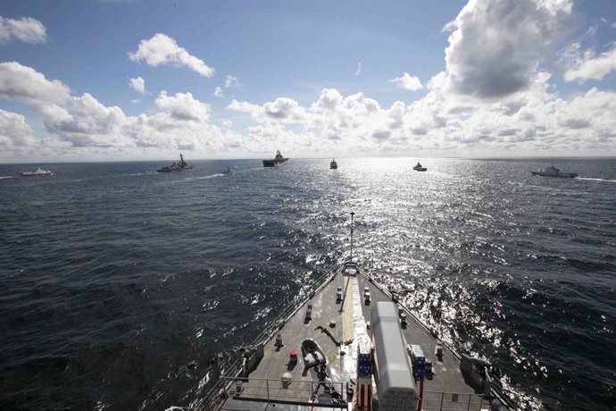 Archivo - September 2, 2022 - Baltic Sea - The Whidbey Island-class dock landing ship USS Gunston Hall (LSD 44), foreground, sails in formation with Swedish Navy ships during a maneuvering exercise in the Baltic Sea, August. 30, 2022. Gunston Hall, assi