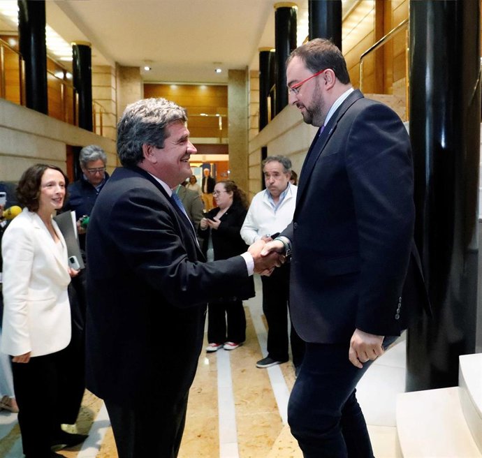 El presidente del Principado, Adrián Barbón, recibe al ministro de Inclusión, Seguridad SOcial y Migraciones, José Luis Escrivá.