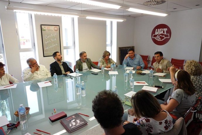 Encuentro del candidato a la reelección en la Alcaldía, Francisco Cuenca (PSOE), y su equipo con UGT Granada