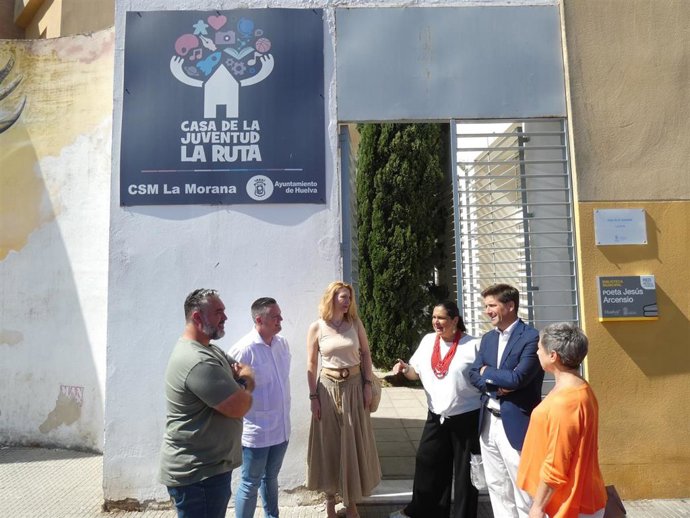 El candidato de Ciudadanos (Cs) a la Alcaldía de Huelva y portavoz del Grupo Municipal en el Ayuntamiento de la capital, Guillermo García de Longoria, junto a  miembros de su candidatura, en el Centro Socia de La Moranda.