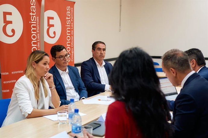 La candidata de CC al Cabildo de Gran Canaria, María Fernández, al Parlamento de Canarias, Pablo Rodríguez, y al Ayuntamiento de Las Palmas de Gran Canaria, Francis Candil, en una reunión con el Colegio de Economistas de Las Palmas