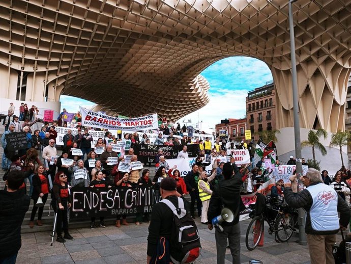 Archivo - Concentración de APDH-A en las Setas de Sevilla