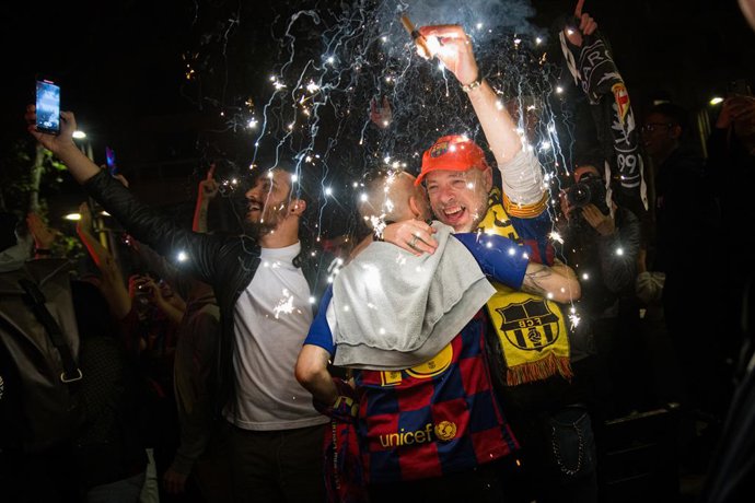Aficionats del FCB a Canaletes