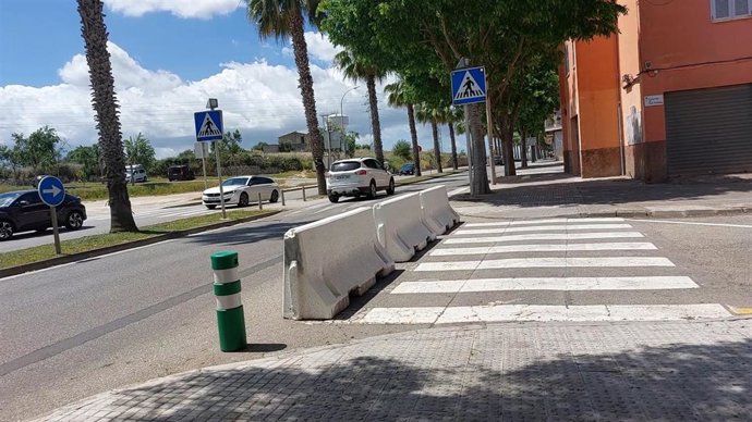 Colocación de unas barreras en la calle del Serralt de Manacor.