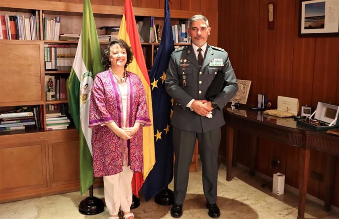 La subdelegada del Gobierno central en Córdoba, Rafaela Valenzuela, junto al coronel Ramón María Clemente Castrejón, nuevo jefe de la Comandancia de la Guardia Civil de Córdoba.
