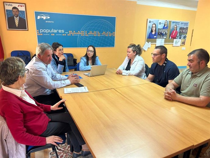 La candidata del PP a la alcaldía de Andorra, Silvia Quílez, con los diputados y candidatos autonómicos Ana Marín y Jesús Fuertes.