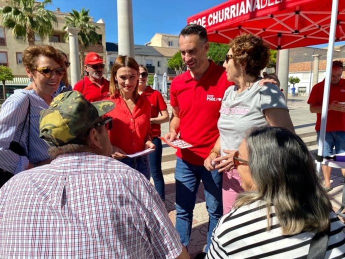 Reparto de material informativo del PSOE en Churriana de la Vega