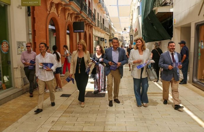 La candidata del Partido Popular a la alcaldía de Huelva, Pilar Miranda, junto al vicesecretario de Coordinación Institucional del PP-A, Antonio Sanz, en el centro de Huelva.