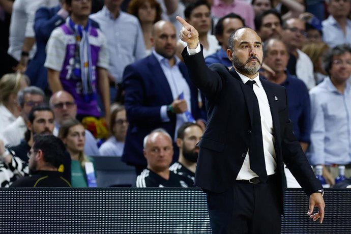 Chus Mateo, entrenador del Real Madrid de baloncesto, da instrucciones durante un partido