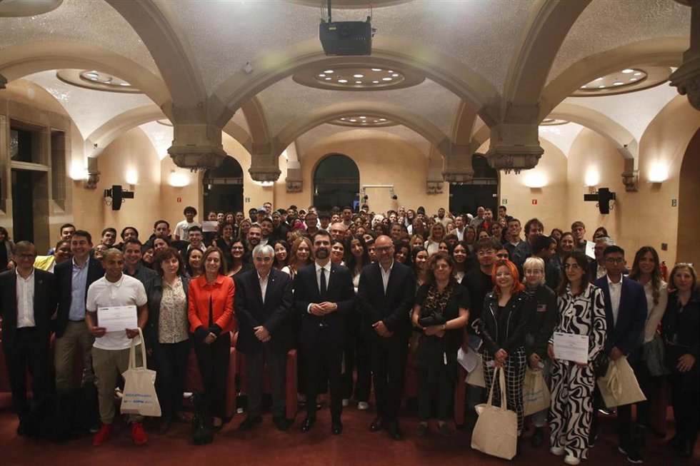 El conseller Roger Torrent con los alumnos de la primera promoción del programa de Formación Profesional (FP) Dual en Barcelona.
