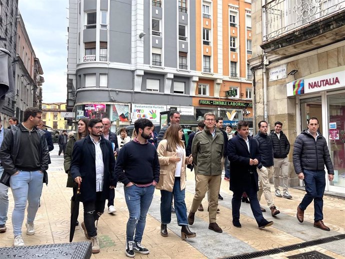 Alberto Núñez Feijóo pasea por Torrelavega junto a los candidatos más jóvenes del PP