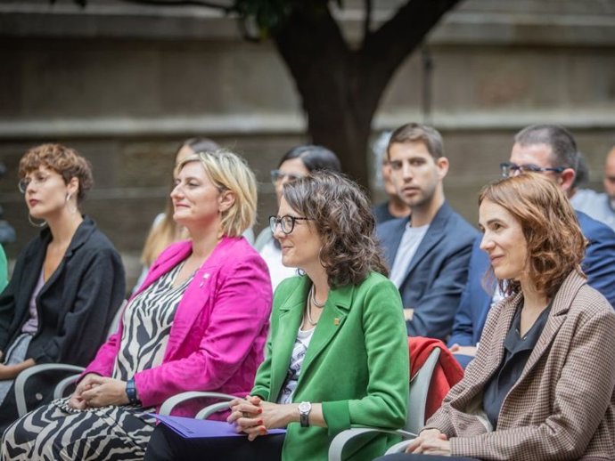 La vicepresidenta del Parlament Alba Vergés y la consellera Tnia Verge, en el acto por el Día Internacional contra la LGTBIfobia en el Parlament