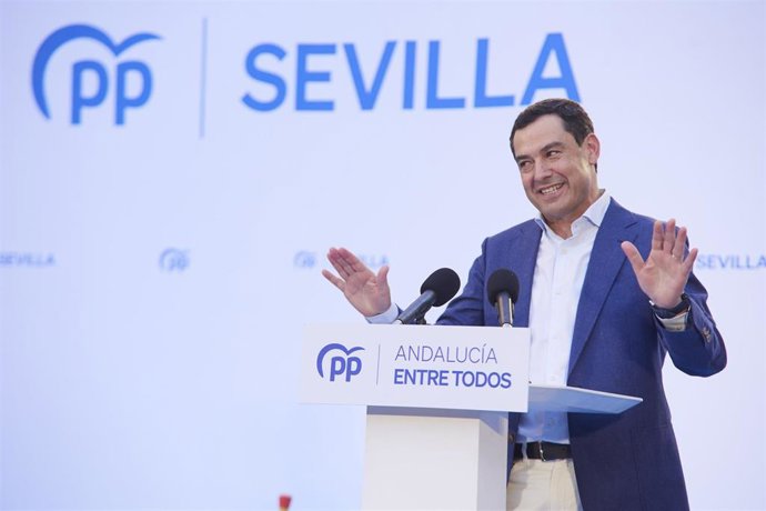 El presidente de la Junta de Andalucía, Juanma Moreno, interviene durante el acto de inicio de campaña del PP para las elecciones municipales en la plaza de la Albaicín, a 11 de mayo de 2023 en Sevilla (Andalucía, España). (Foto de archivo).