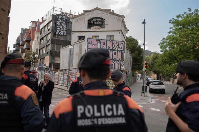 Mossos d'Esquadra vigilan uno de los edificios de la plaza de la Bonanova, donde se encuentran los edificios okupados La Runa y el Kubo, a 11 de mayo de 2023, en Barcelona, Catalunya (España).