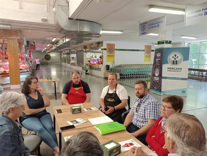 Reunión con comerciantes del Mercado de Peñamefécit