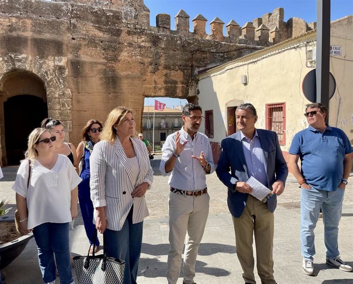 El candidato a la Alcaldía de Niebla, Joaquín Molina, acompañado del vicesecretario de Coordinación Institucional del PP Andaluz, Antonio Sanz, y la secretaria general del PP de Huelva, Berta Centeno.