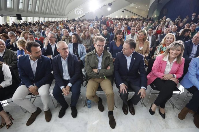 El presidente del PP, Alberto Núñez Feijóo, en un mitin en Oviedo acompañado por el alcalde y candidato Alfredo Canteli y el candidato del PP al Principado, Diego Canga.