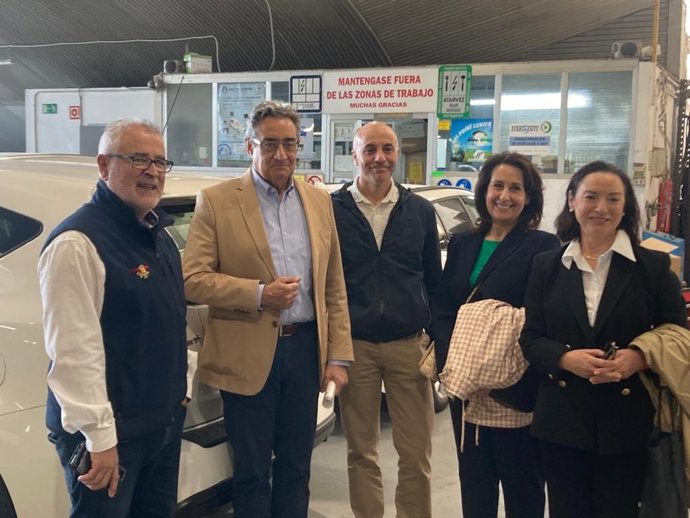 El candidato de VOX a la Alcaldía de Zaragoza, Julio Calvo, la número dos y la candidata a las Cortes de Aragón por la provincia, Carmen Rouco, se reúnen con la directiva de la Asociación Provincial de Auto Taxi de Zaragoza.