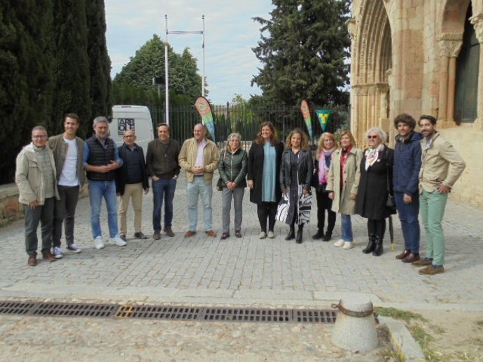 La eurodiputada Iratxe García y la candidata socialista a la Alcaldía de Segovia, Clara Martín, con parte de su lista electoral y Cargos del PSOE de Segovia.