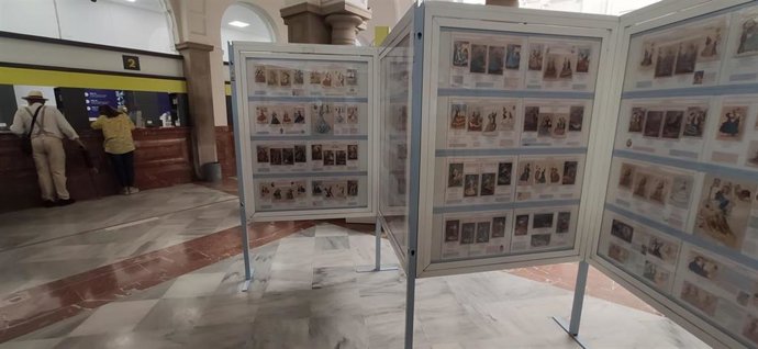La oficina principal de Correos acoge una exposición de postales bordadas